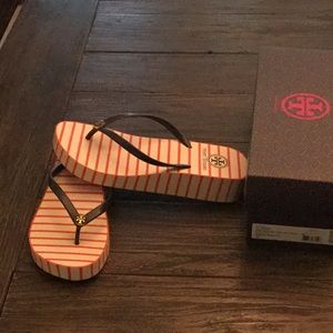 Tory Burch “thandie” wedge flip flop